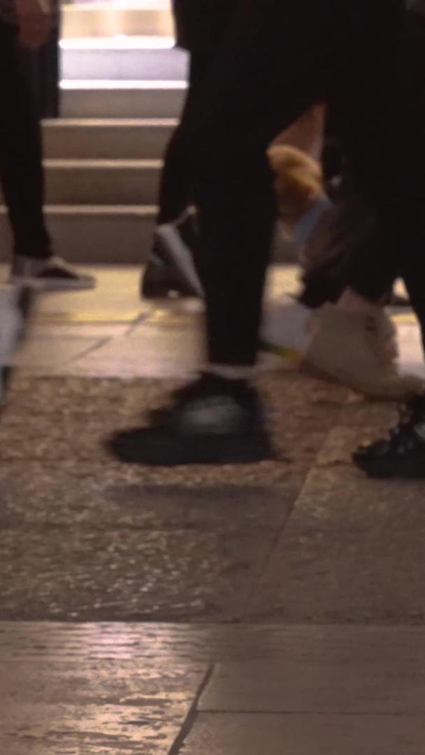 慢镜头升级拍摄素材繁华热闹步行街川流不息购物的人流脚步视频的预览图
