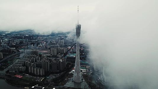 航拍穿云云海中的广州塔视频的预览图