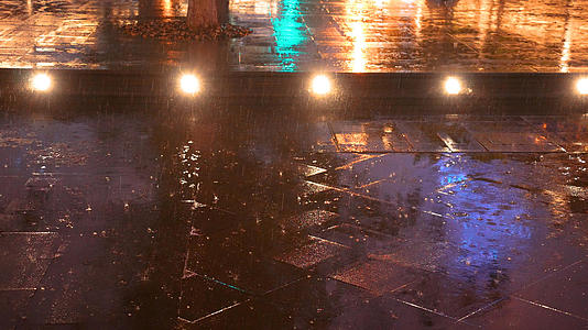 慢镜头升格拍摄4k素材雨天夜晚路灯下的雨滴雨水特写视频的预览图