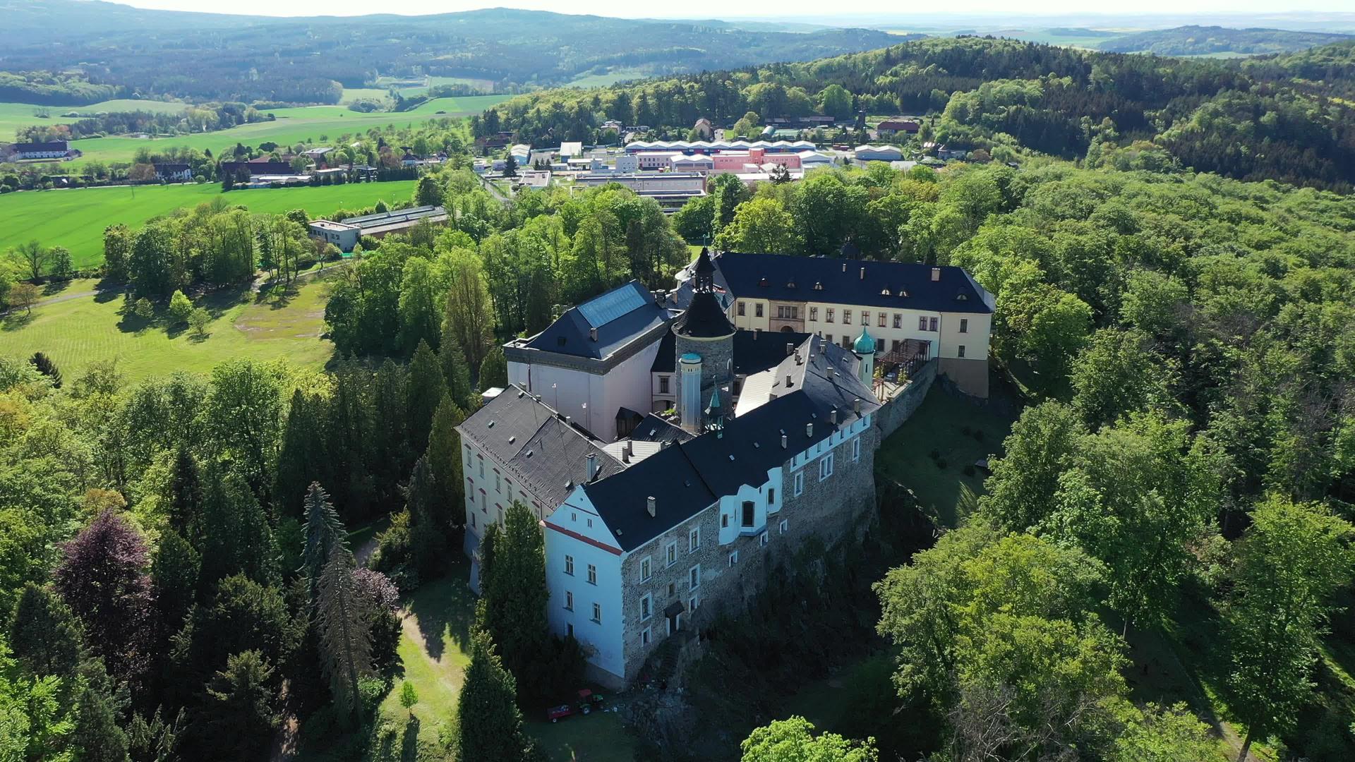 中世纪城堡兹比罗的顶视图捷克共和国捷克比尔森地区Rokycany壮丽的中世纪Zbiroh城堡风景视频的预览图