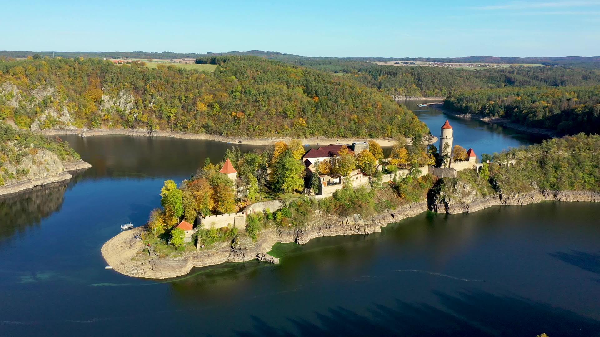 Zvikov城堡捷克的鸟瞰图兹维科夫城堡位于伏尔塔瓦河和南波希米亚奥塔瓦河的交界处捷克共和国波希米亚视频的预览图