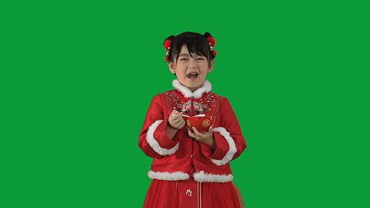 4K绿幕古装小女孩吃汤圆视频的预览图