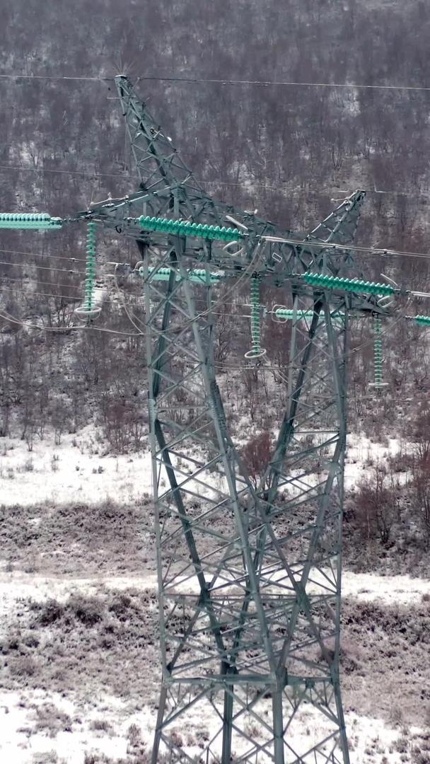 电力输送铁塔航拍雪景下雪天气视频的预览图