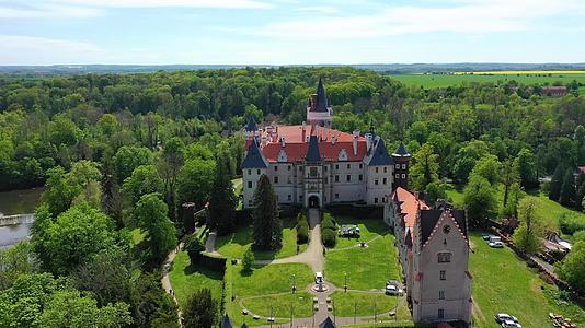 捷克共和国中波希米亚地区Zleby鸟瞰城堡Zleby这座城堡以新的哥特式城堡风格重建捷克兹莱比城堡视频的预览图