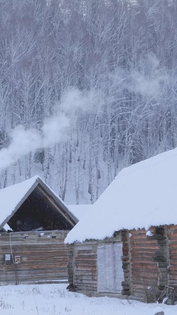 冬季东北新疆禾木村炊烟袅袅小屋视频的预览图