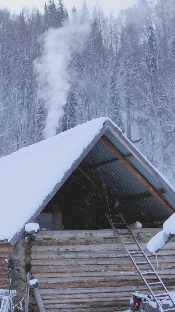 冬季东北新疆禾木村炊烟袅袅小屋视频的预览图