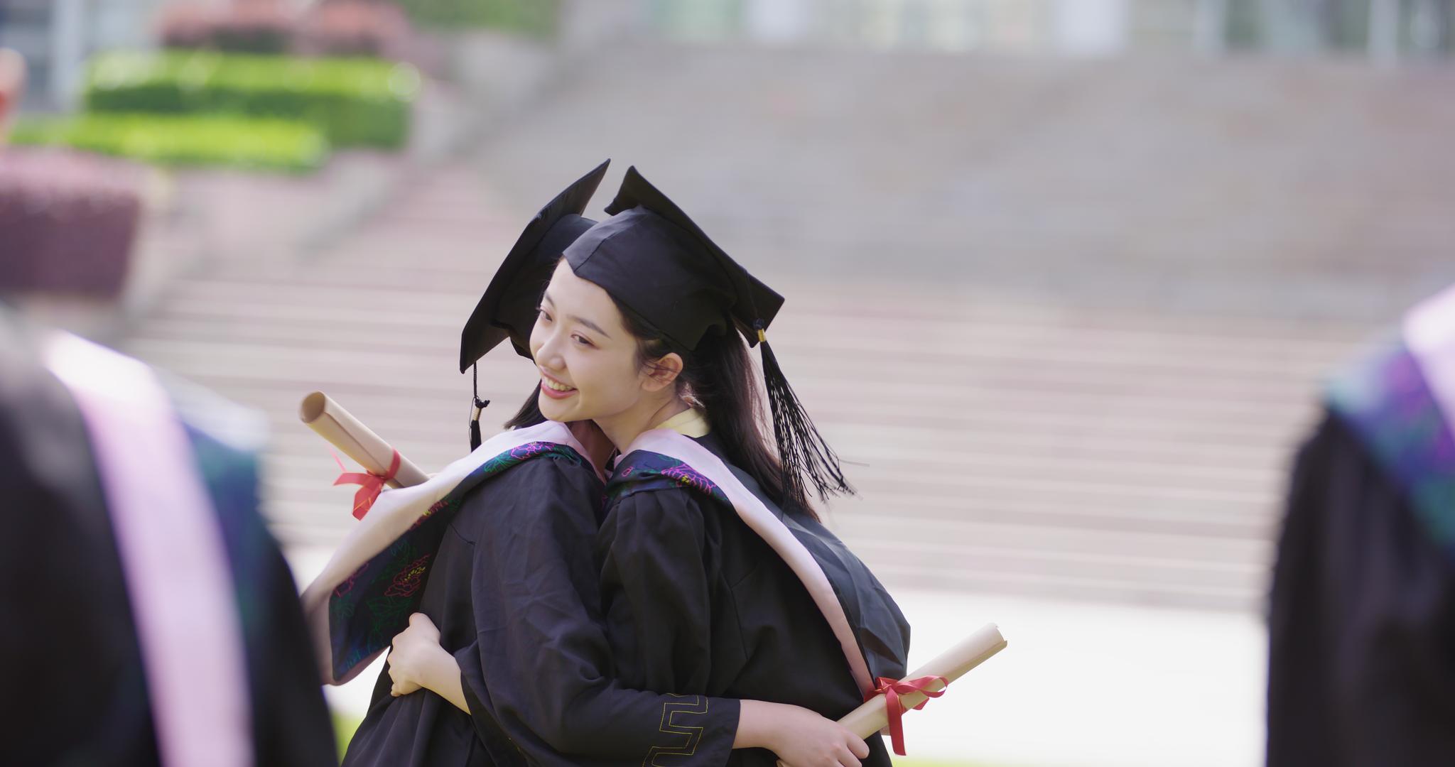 8K穿着学士服的毕业生拥抱在一起视频的预览图