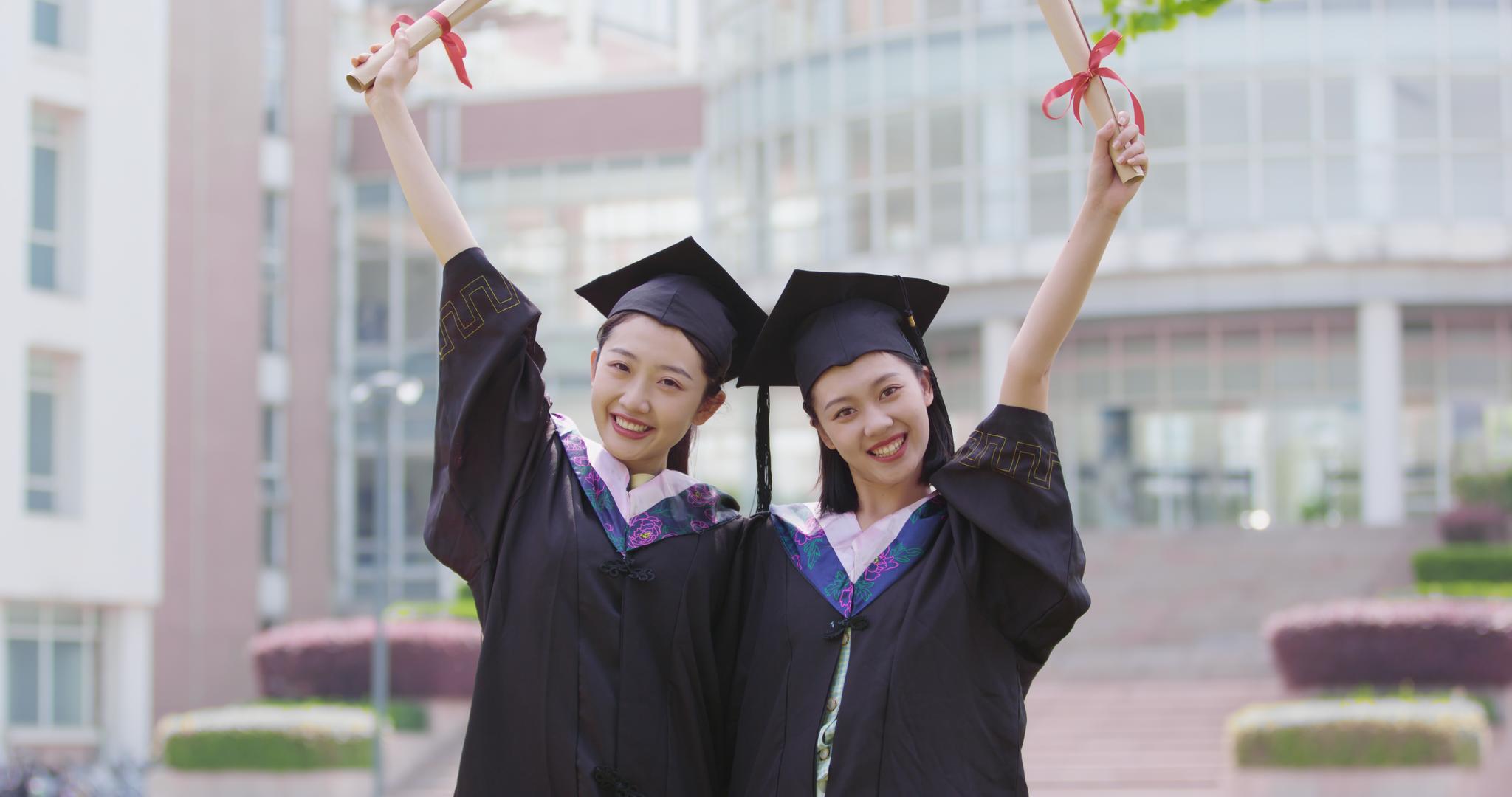8K拿着学士证的女青年毕业生合影视频的预览图