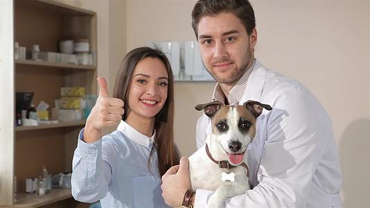 兽医和狗及其主人一起摆姿势视频的预览图