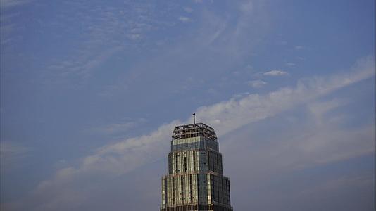 6K城市摩天大楼空镜头天空极简流云延时视频素材视频的预览图