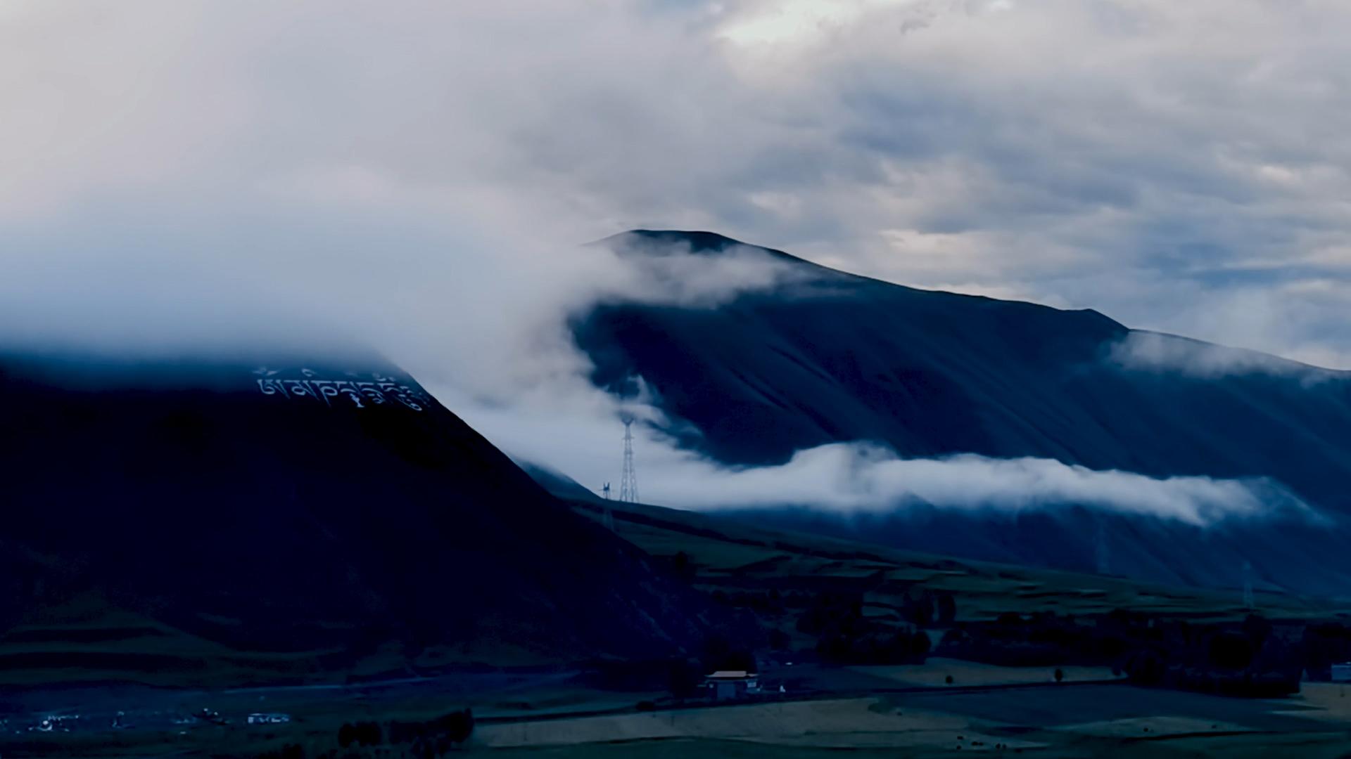 4K摄影天堂新都桥晨曦平流云和刻着藏文的山脉延时视频视频的预览图