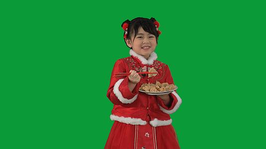 4K绿幕古风小女孩吃饺子视频的预览图