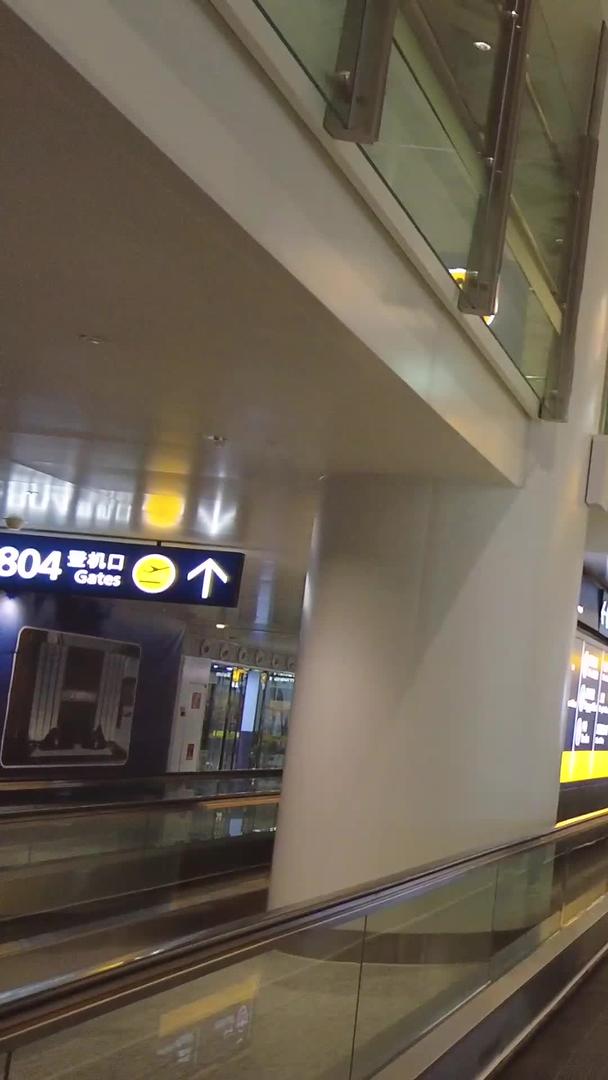 机场行李传送带等待行李的乘客素材视频的预览图