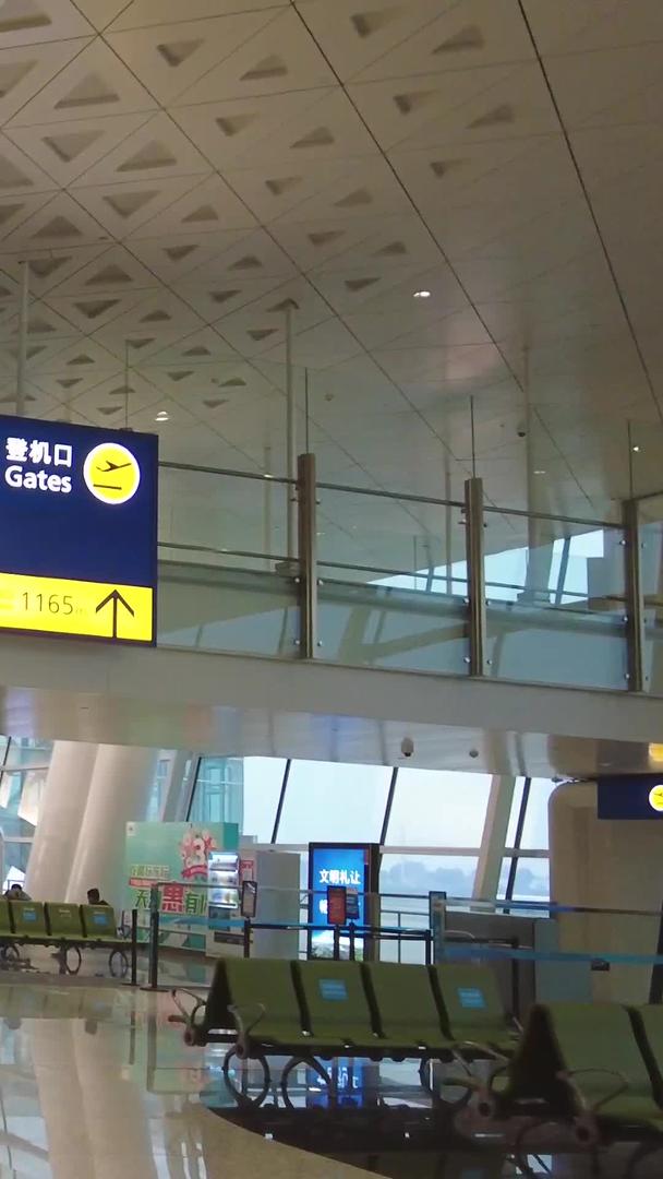 机场行李传送带等待行李的乘客素材视频的预览图