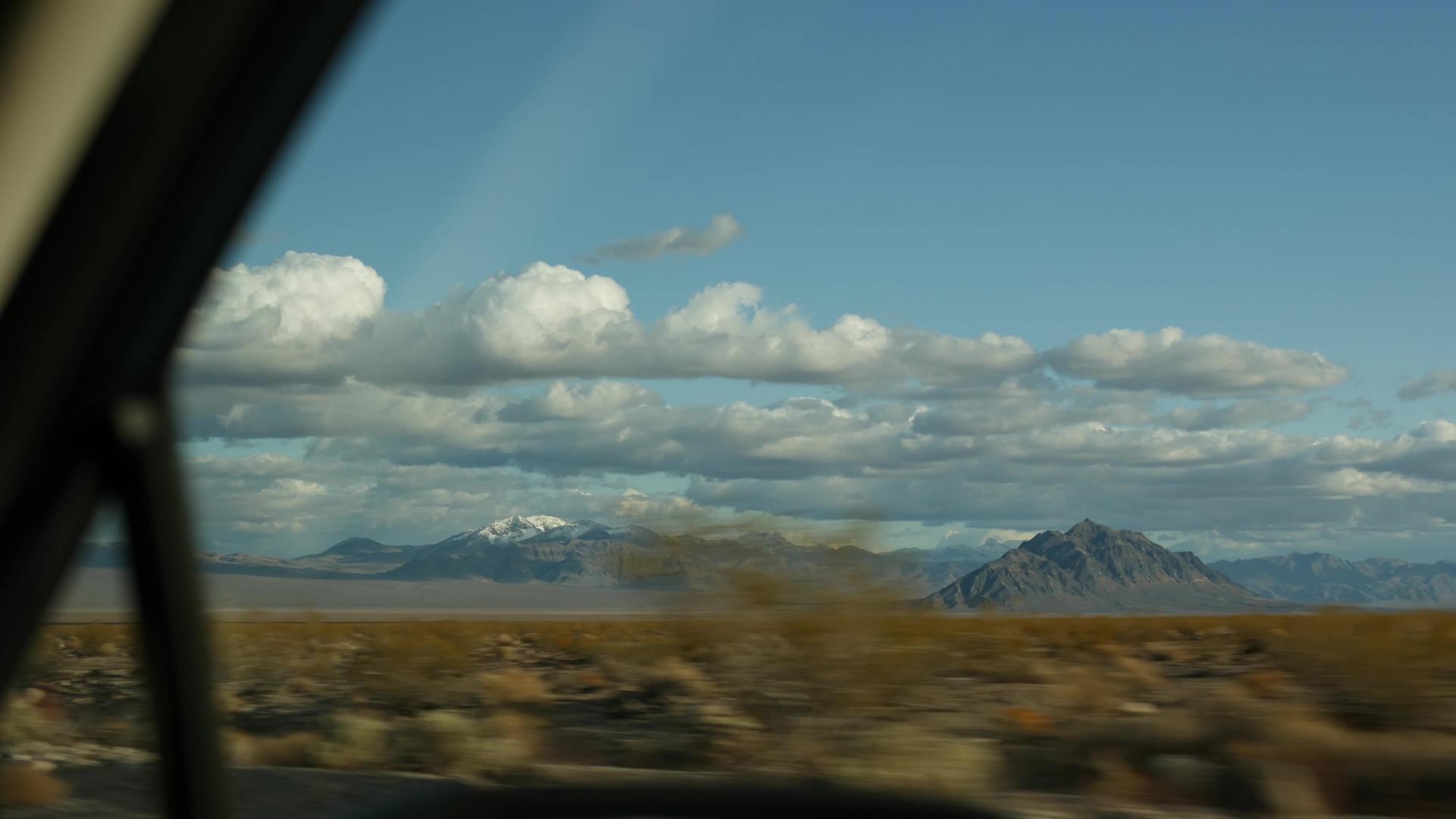 公路旅行从死亡谷开车到美国内华达州拉斯维加斯在美国搭便车公路旅行戏剧性的氛围云山和莫哈韦沙视频的预览图