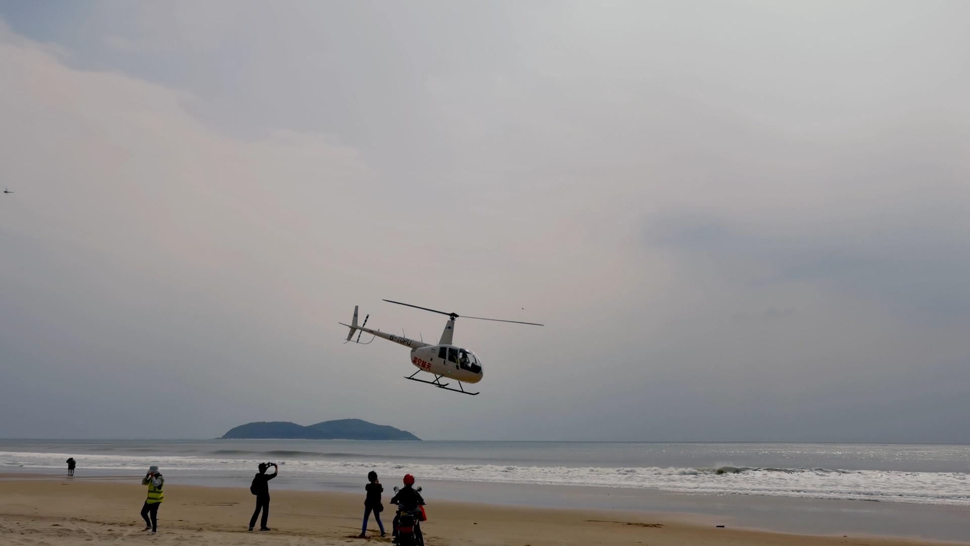 4K海滩边升空的直升机视频的预览图