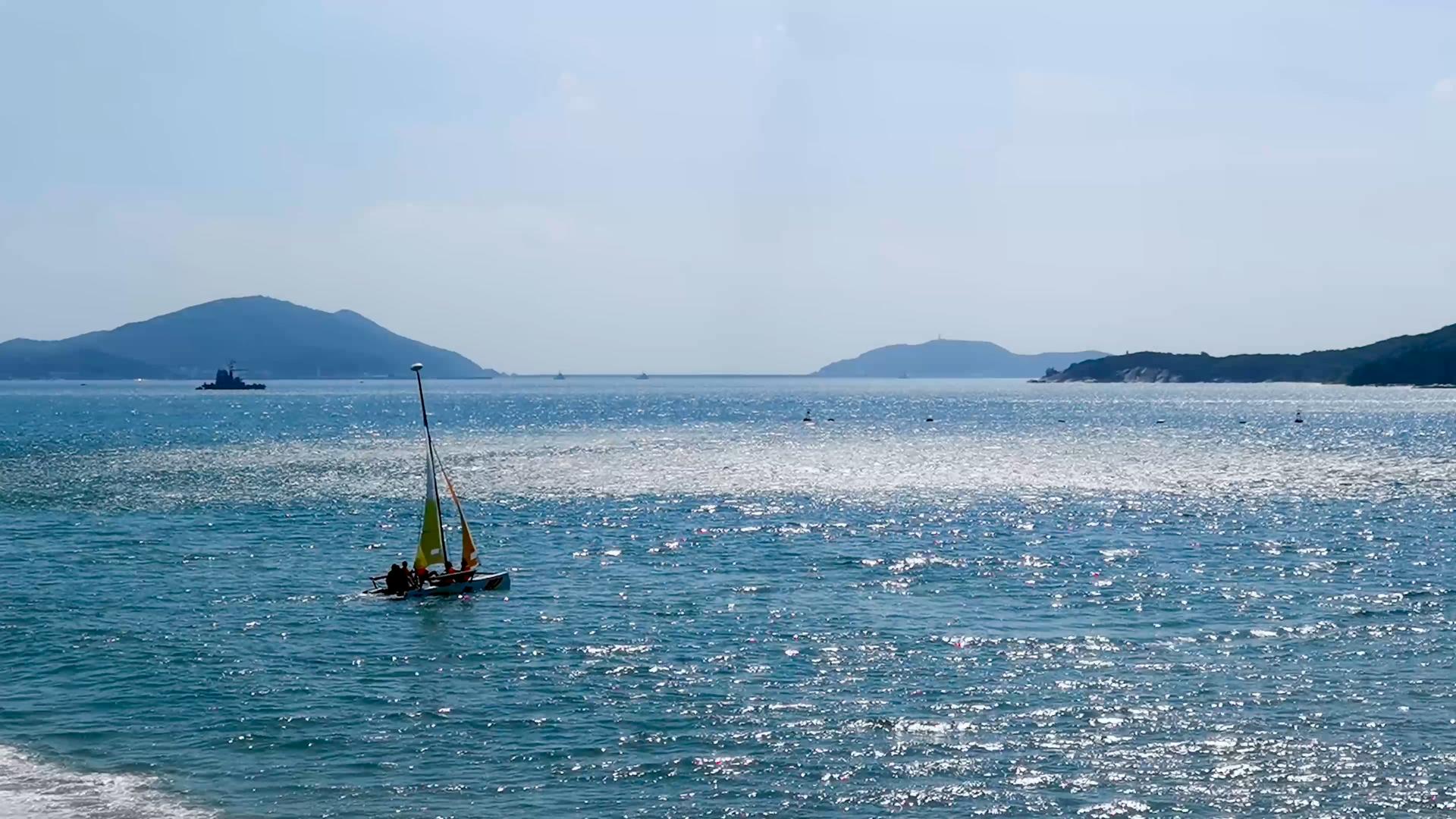 4K海棠湾出海的帆船和水上运动项目视频素材视频的预览图