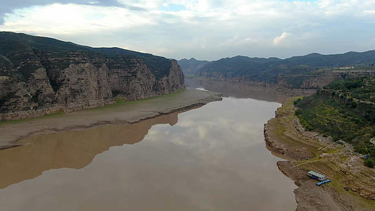 航拍黄河大峡谷视频的预览图