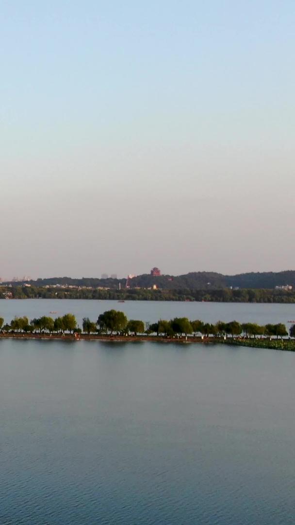 杭州西湖航拍夕阳下的航拍视频的预览图