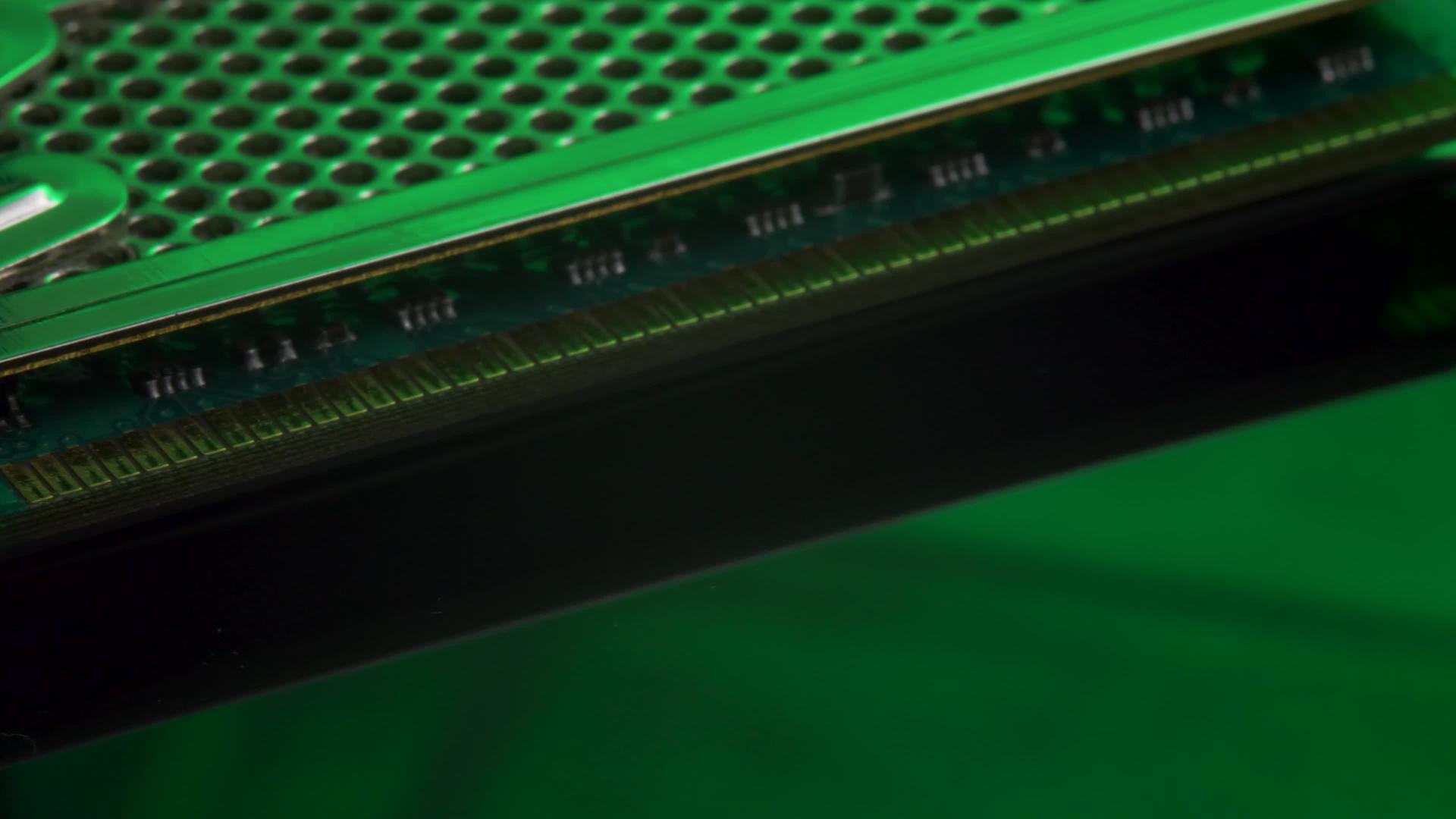 绿色光镜像背景上的计算机内存总线模块视频的预览图