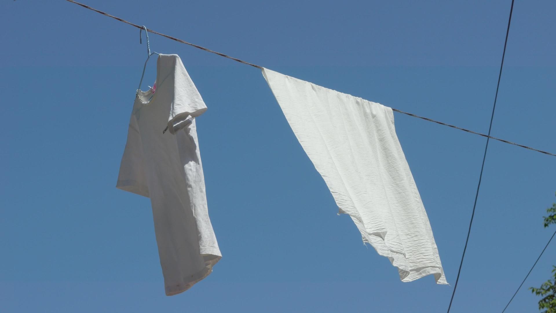 白色的衣服在夏天蓝天下飘扬视频的预览图