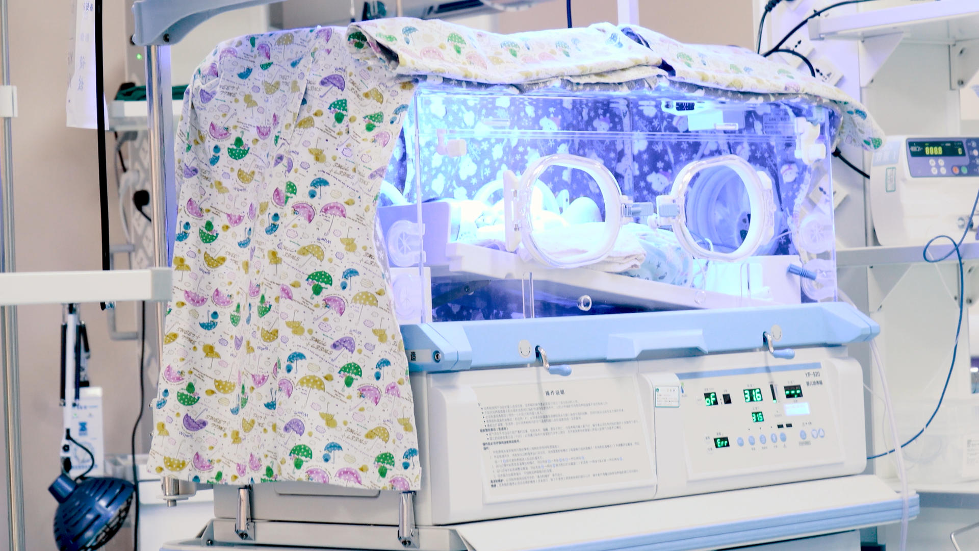 4k实拍新生儿保温箱照射蓝光视频的预览图