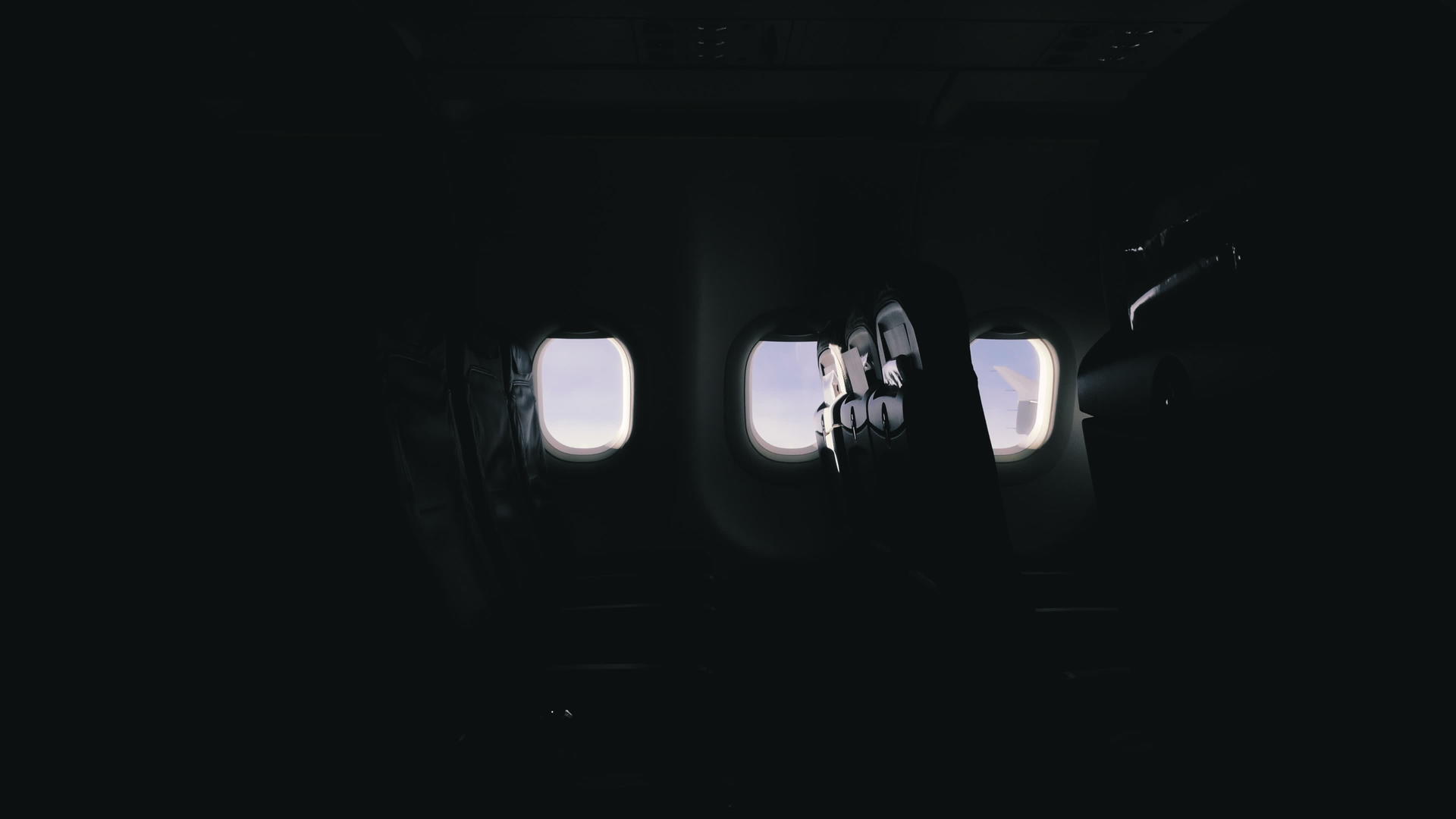 内部乘客座椅和商用飞机窗口视频的预览图