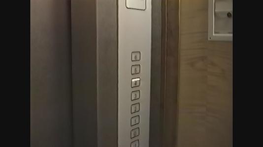 1989年电梯内侧视频的预览图