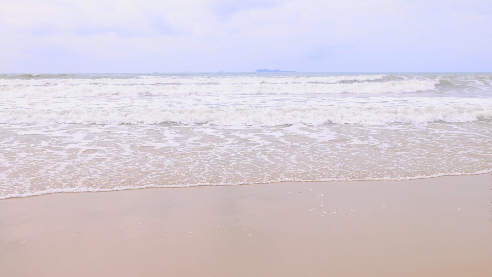 沙滩边翻滚的海浪视频的预览图