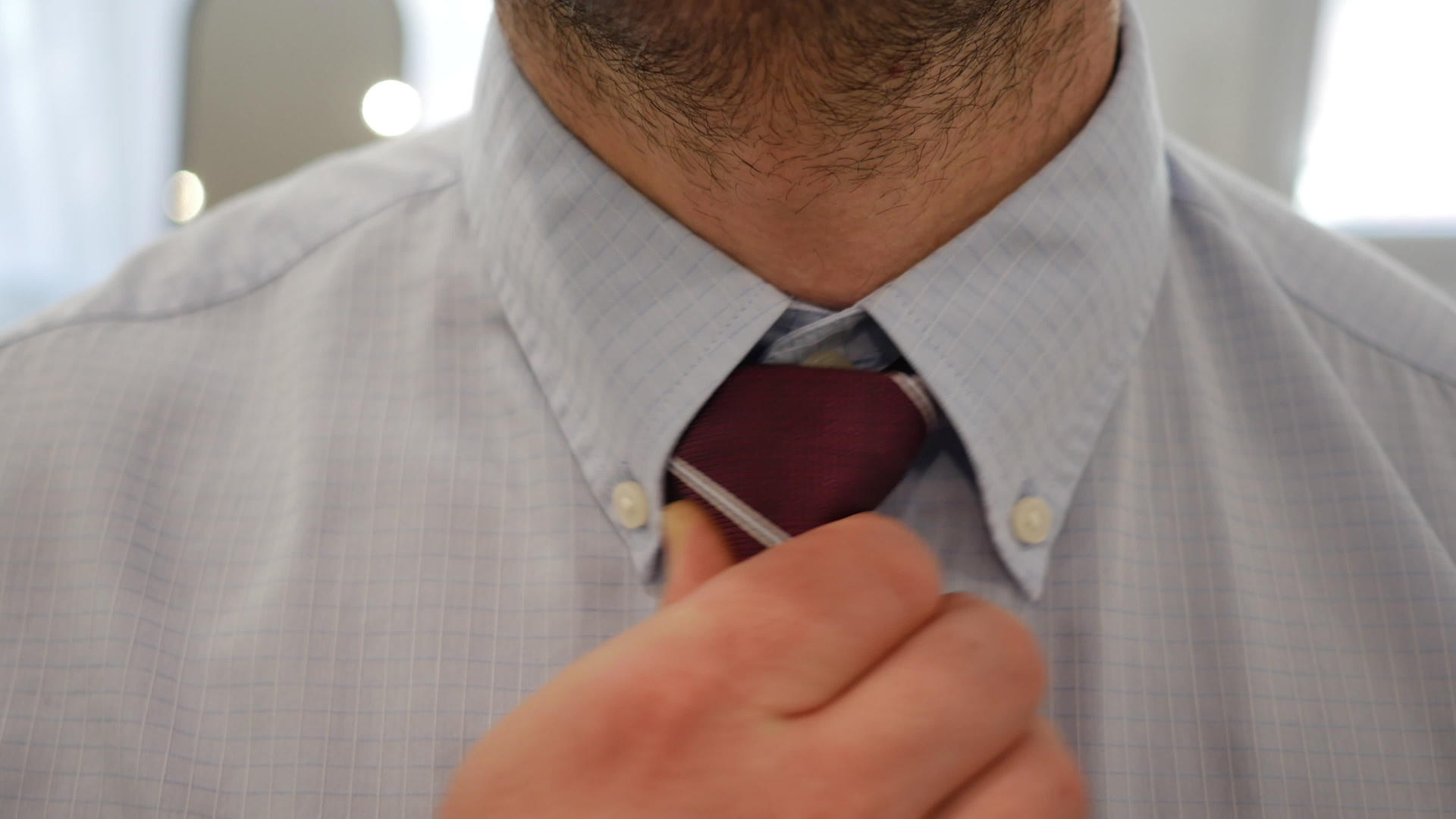 有吸引力的商人打出优雅的领带视频的预览图