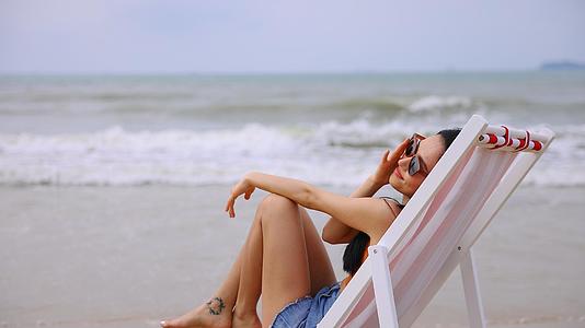 海边沙滩椅上的美女视频的预览图