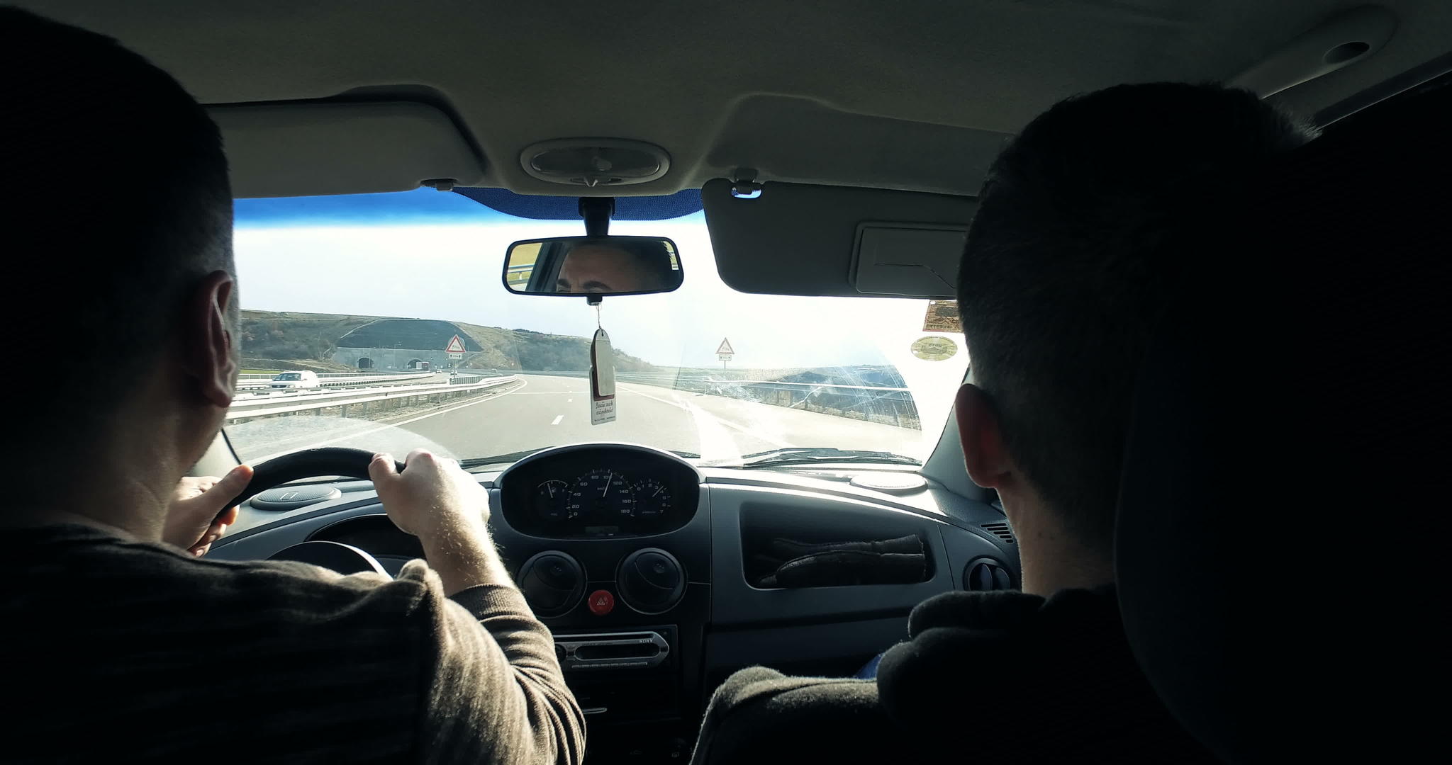 两个朋友从司机的角度在高速公路上开车视频的预览图