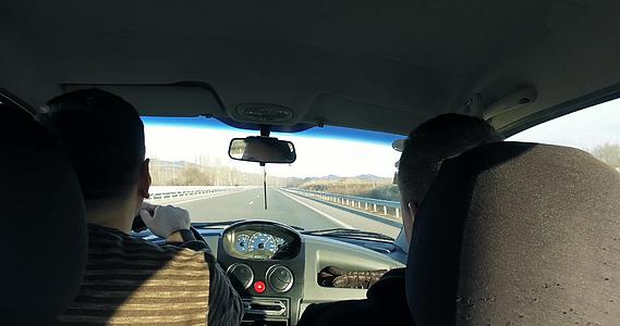 在高速公路上乘坐小城市汽车驾驶时 有两人视线； 司机视频的预览图
