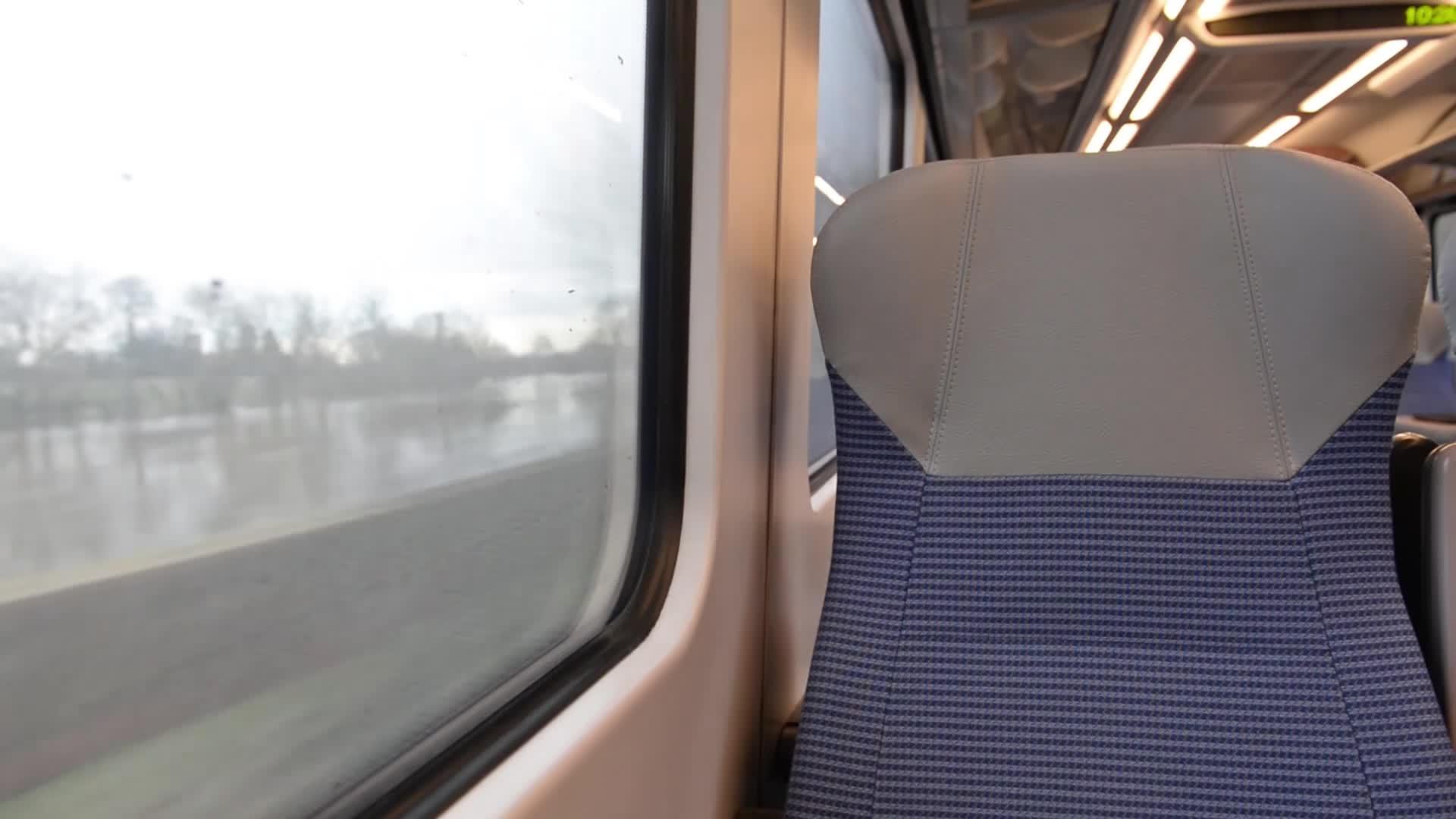 一辆空的上下班列车在车厢内移动视频的预览图