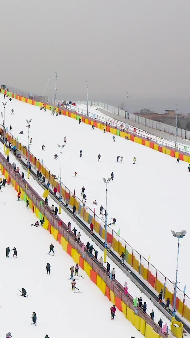 冬季运动滑雪场航拍视频的预览图