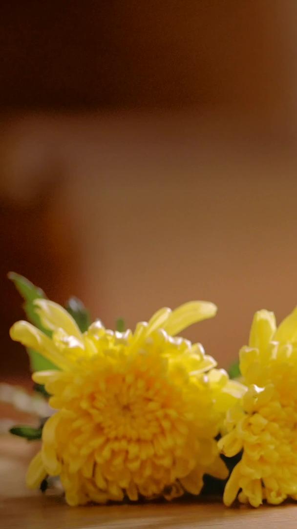 菊花月饼大闸蟹茶在木桌上收藏视频的预览图