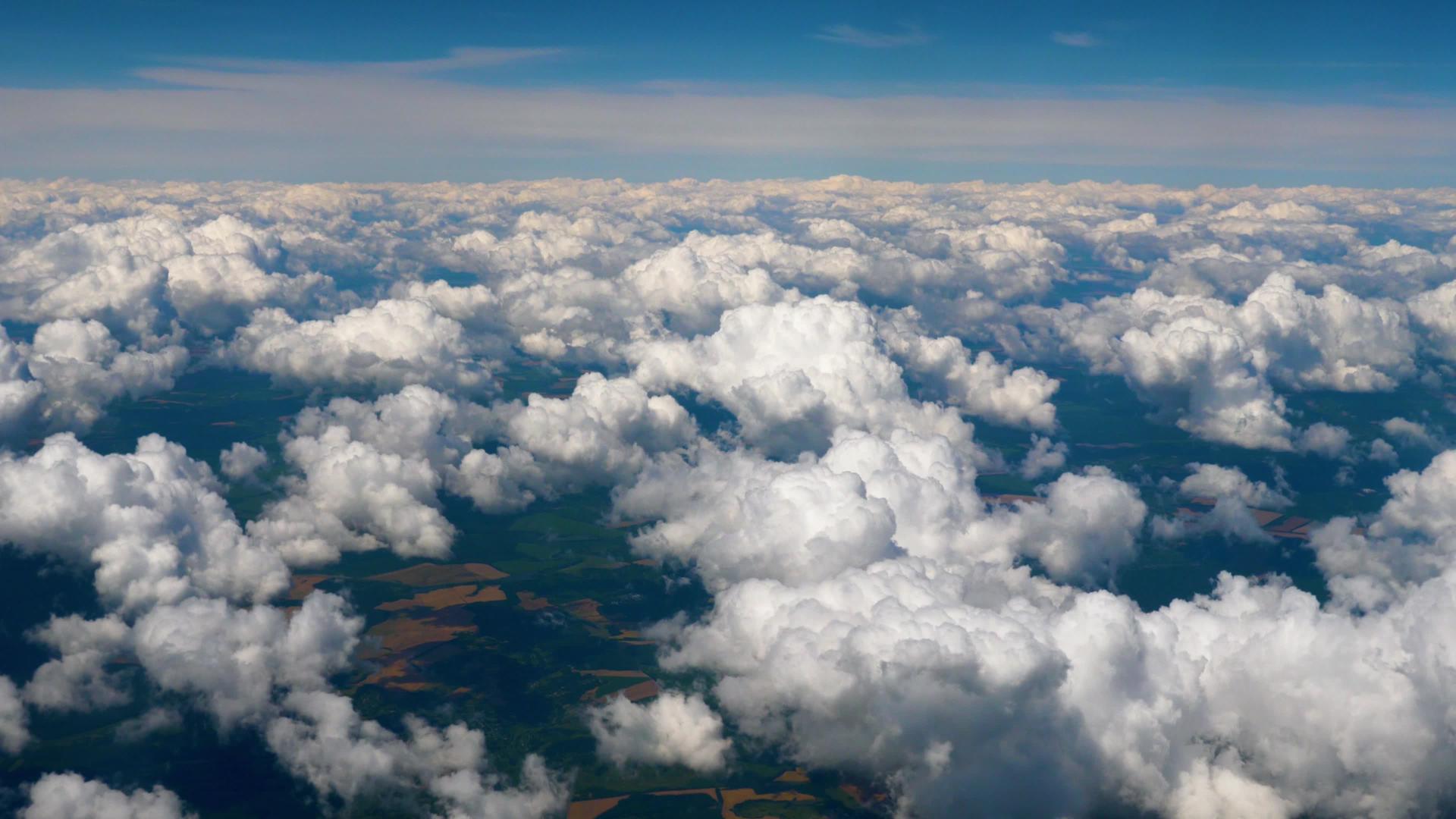 你可以在飞机上看到美丽的天空景色视频的预览图
