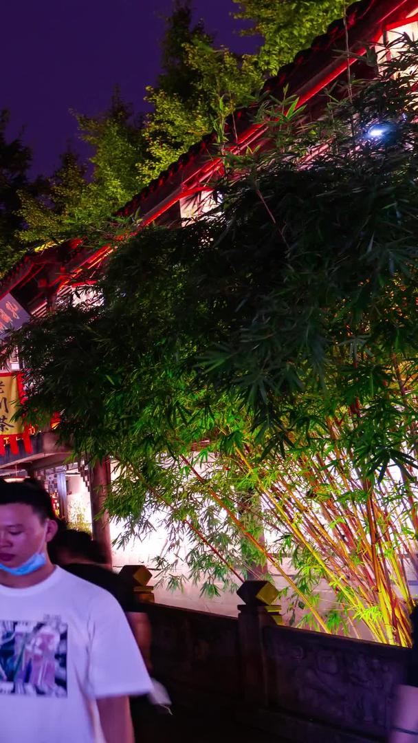 成都锦里景区廊桥人流视频的预览图