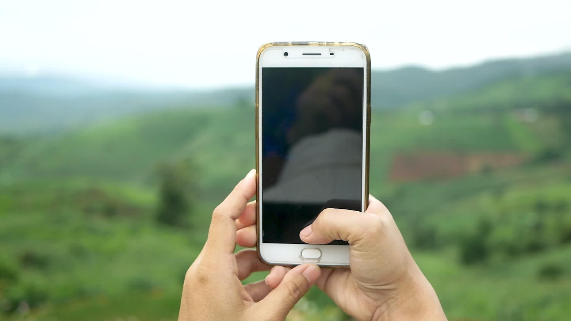 在山地背景上拍摄智能手机照片视频的预览图