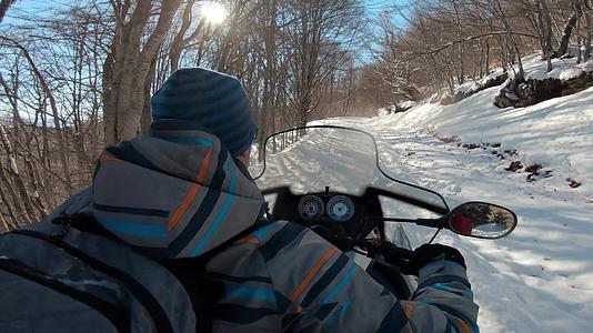 Pov在雪地覆盖的轨道上驾驶雪车视频的预览图