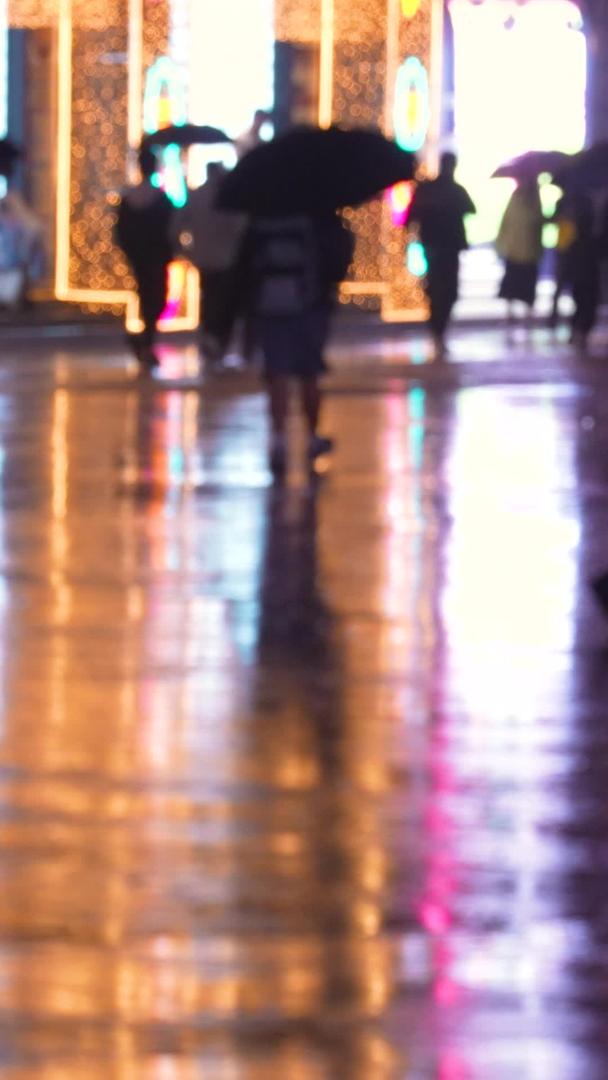 城市雨夜灯光街景地面反光倒影行人素材视频的预览图