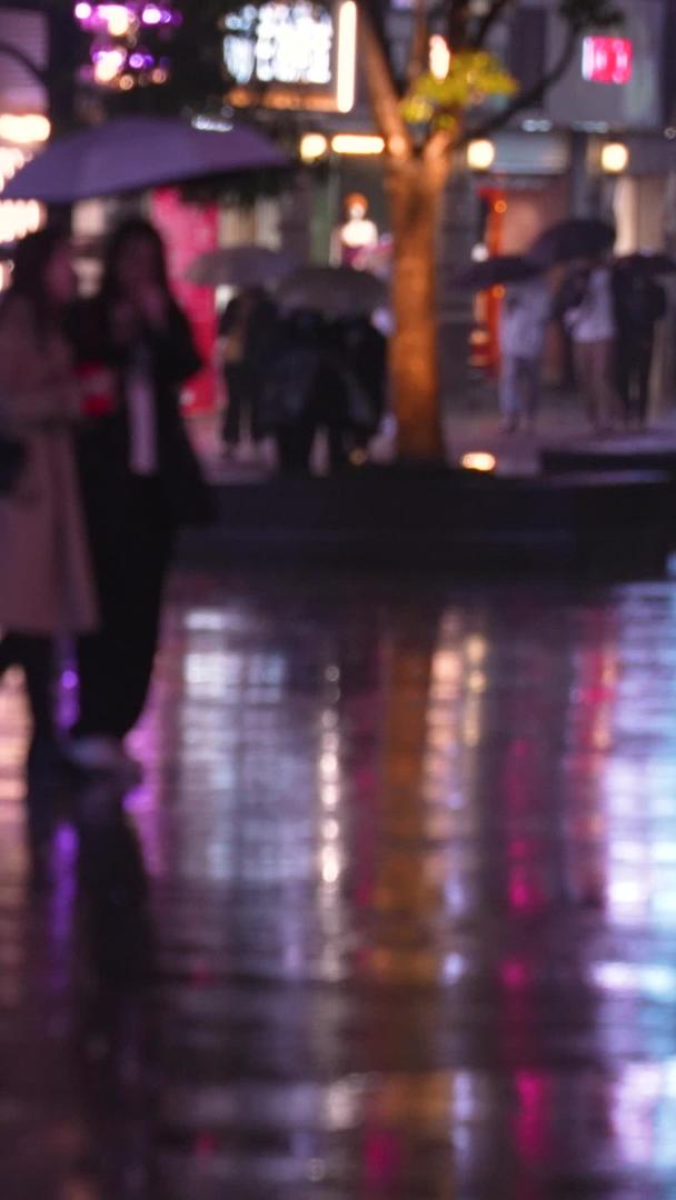 城市雨夜灯光街景地面反光倒影行人素材视频的预览图