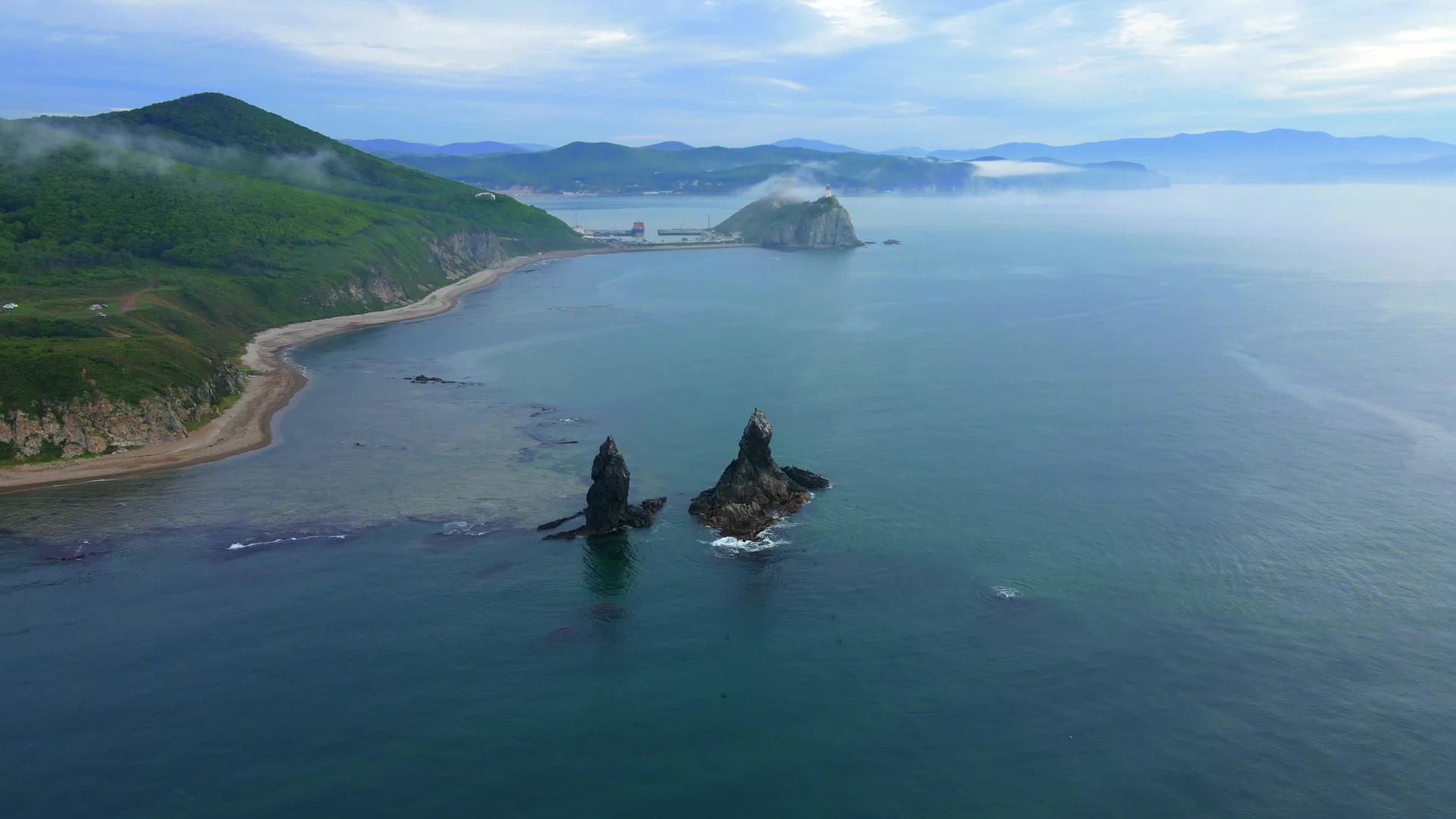 飞过美丽的石板Kekura浮出海外海面kekura两兄弟在普里莫斯基地上视频的预览图