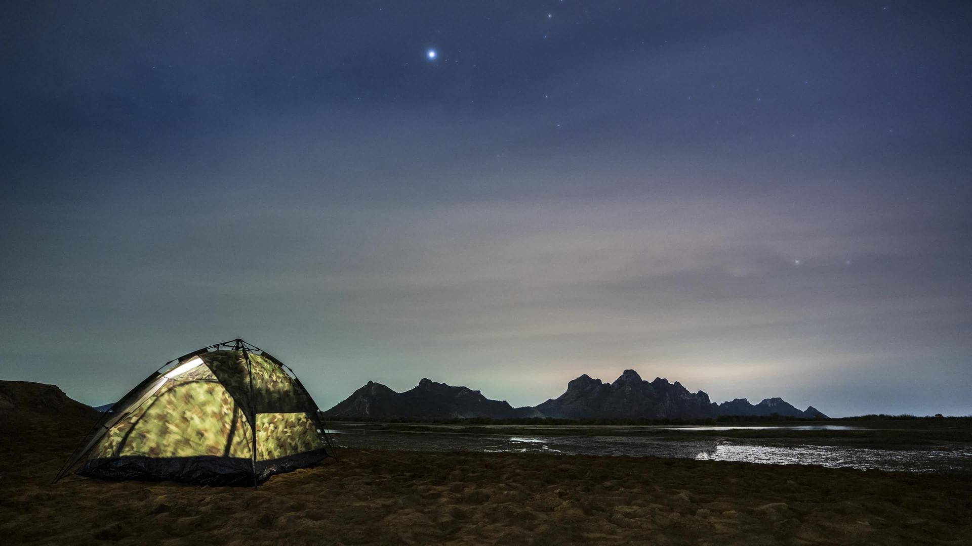 山顶上有露营帐篷的天空是清空的视频的预览图