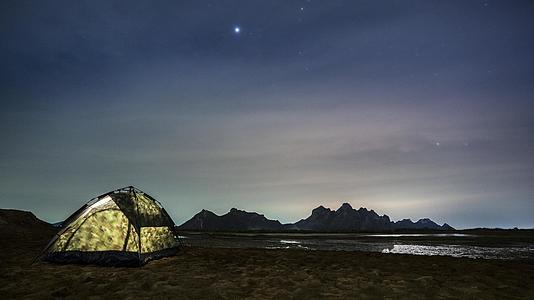 山顶上有露营帐篷的天空是清空的视频的预览图