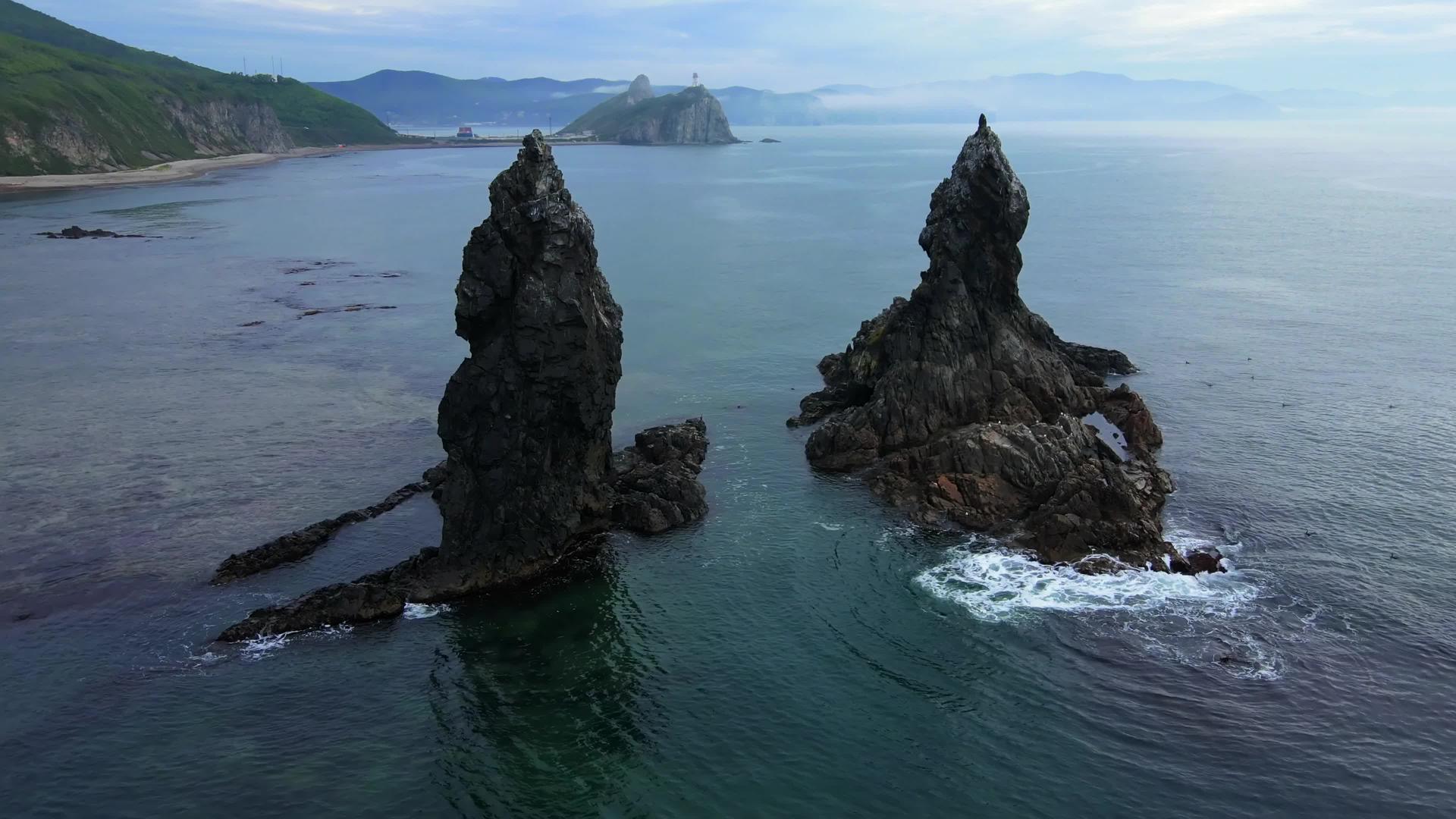 岩石浮出海面视频的预览图