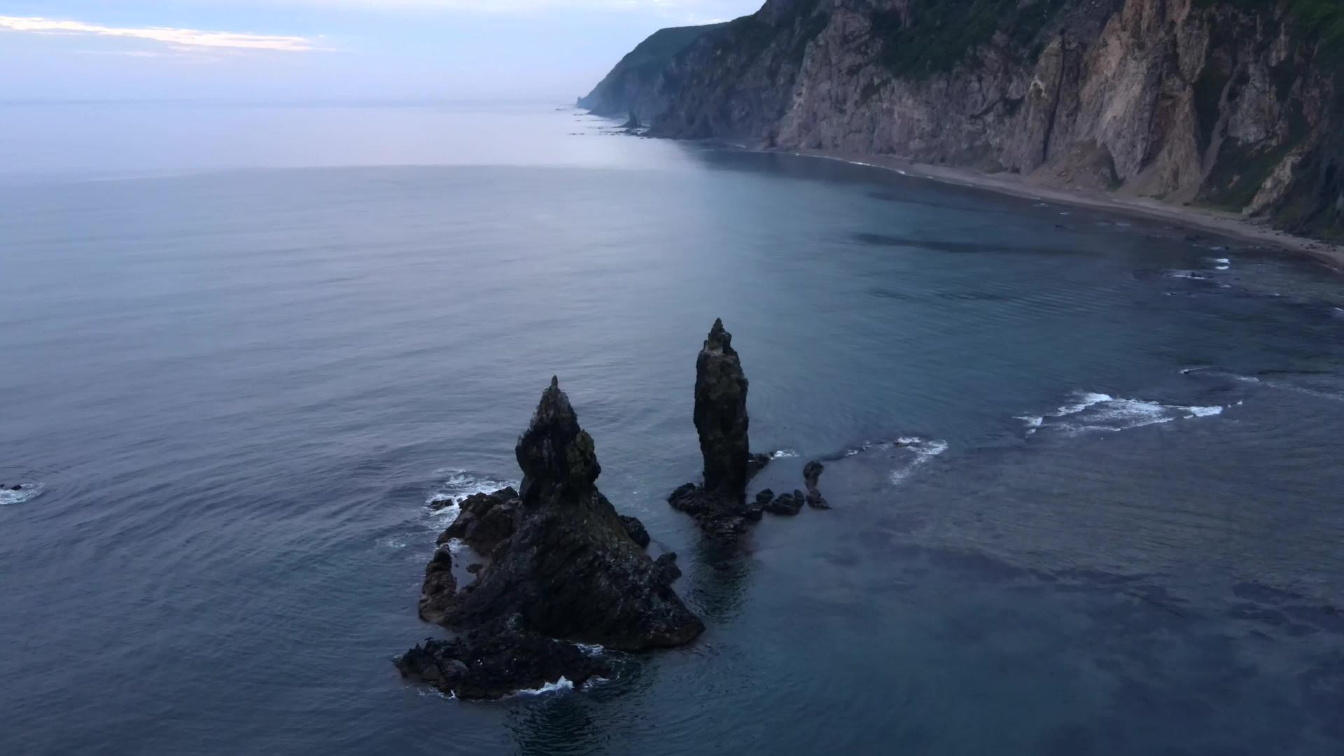 飞过美丽的石板浮出海外视频的预览图