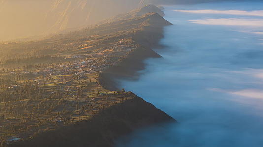 阳光和雾在美丽的悬崖边村庄在印度安多尼的标志性旅行视频的预览图