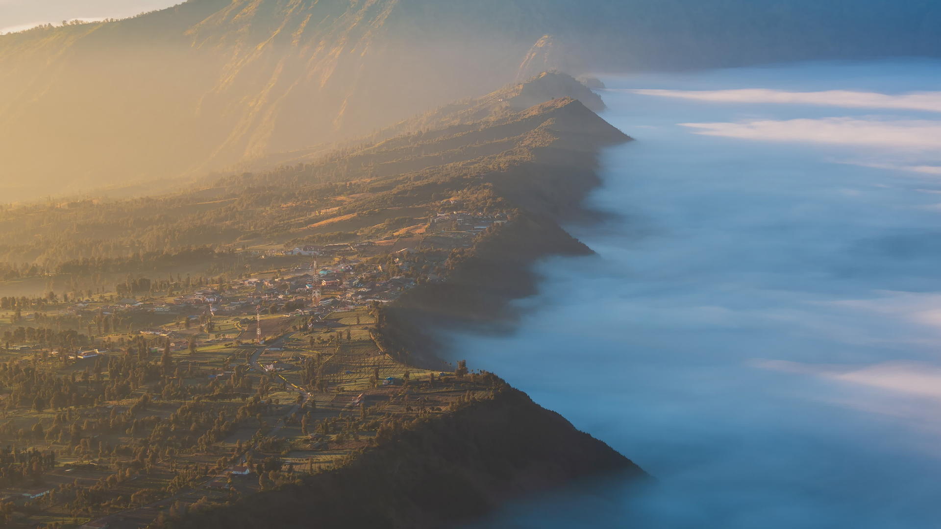 美丽的悬崖村庄阳光和雾以及印度安尼的里程碑式旅行(断声)视频的预览图