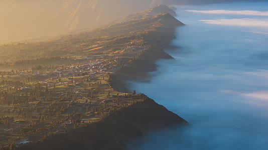 美丽的悬崖村庄阳光和雾视频的预览图